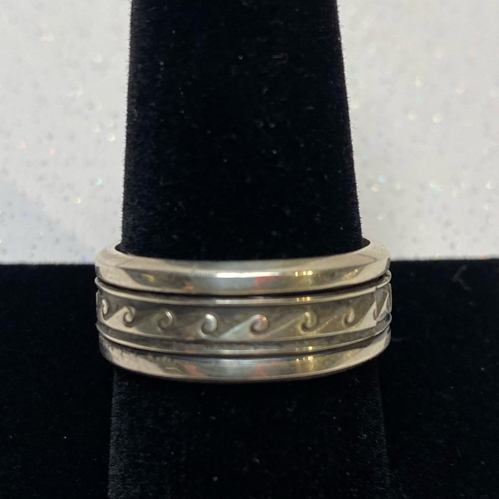 Wave Design Spin Ring